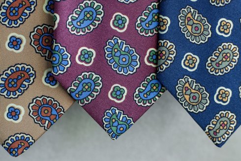 Bordowy krawat z jedwabiu drukowanego z motywem paisley