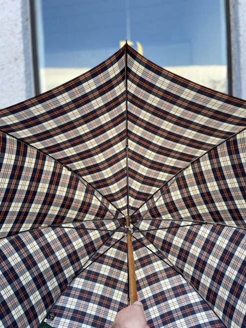 Drewniany parasol w pasy