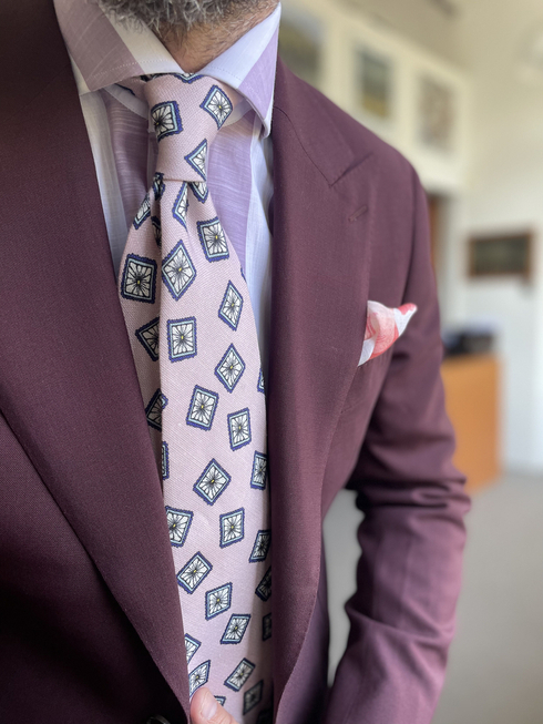 Pastelowo- różowy drukowany krawat lniany 