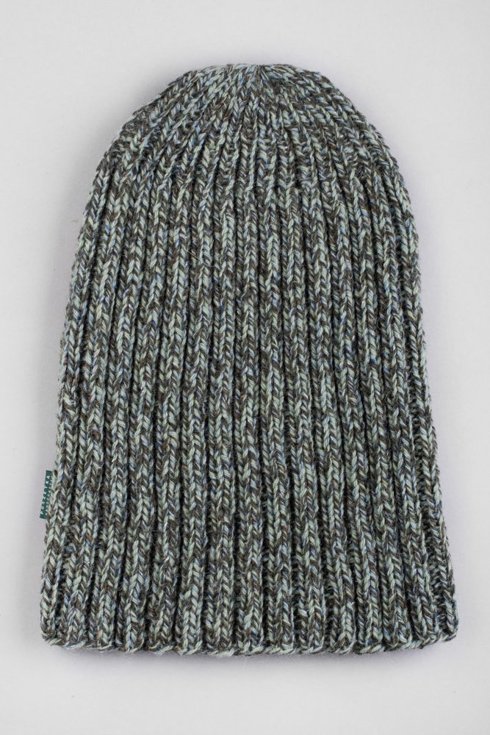 Szałwiowa czapka robiona na drutach